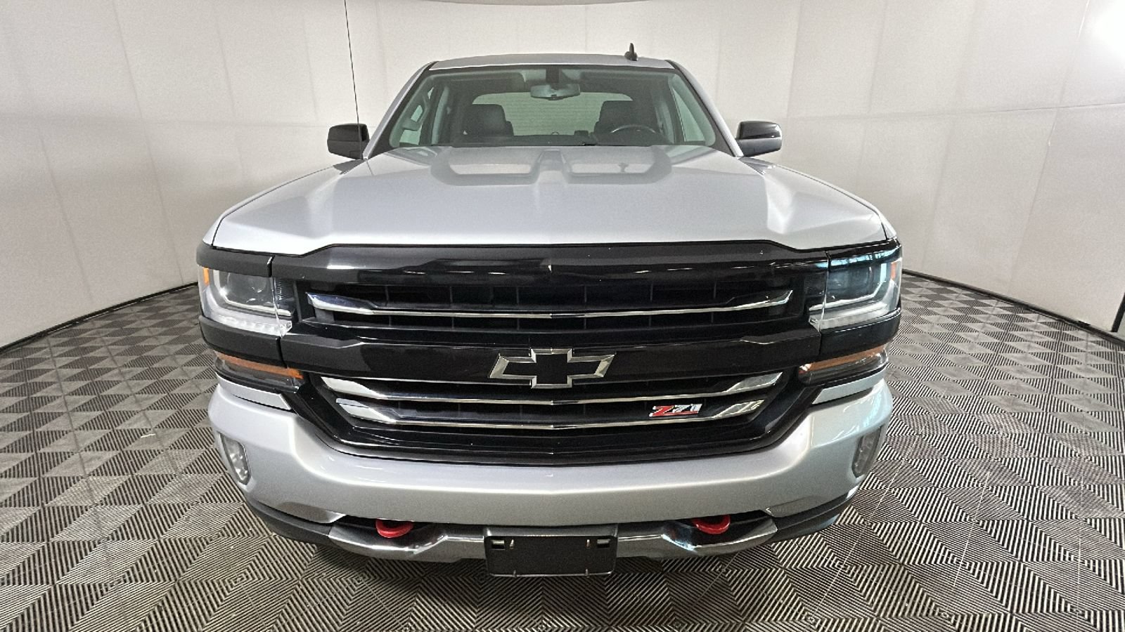 Used 2018 Chevrolet Silverado 1500 LT w/ Redline Edition AWD/4WD image 9