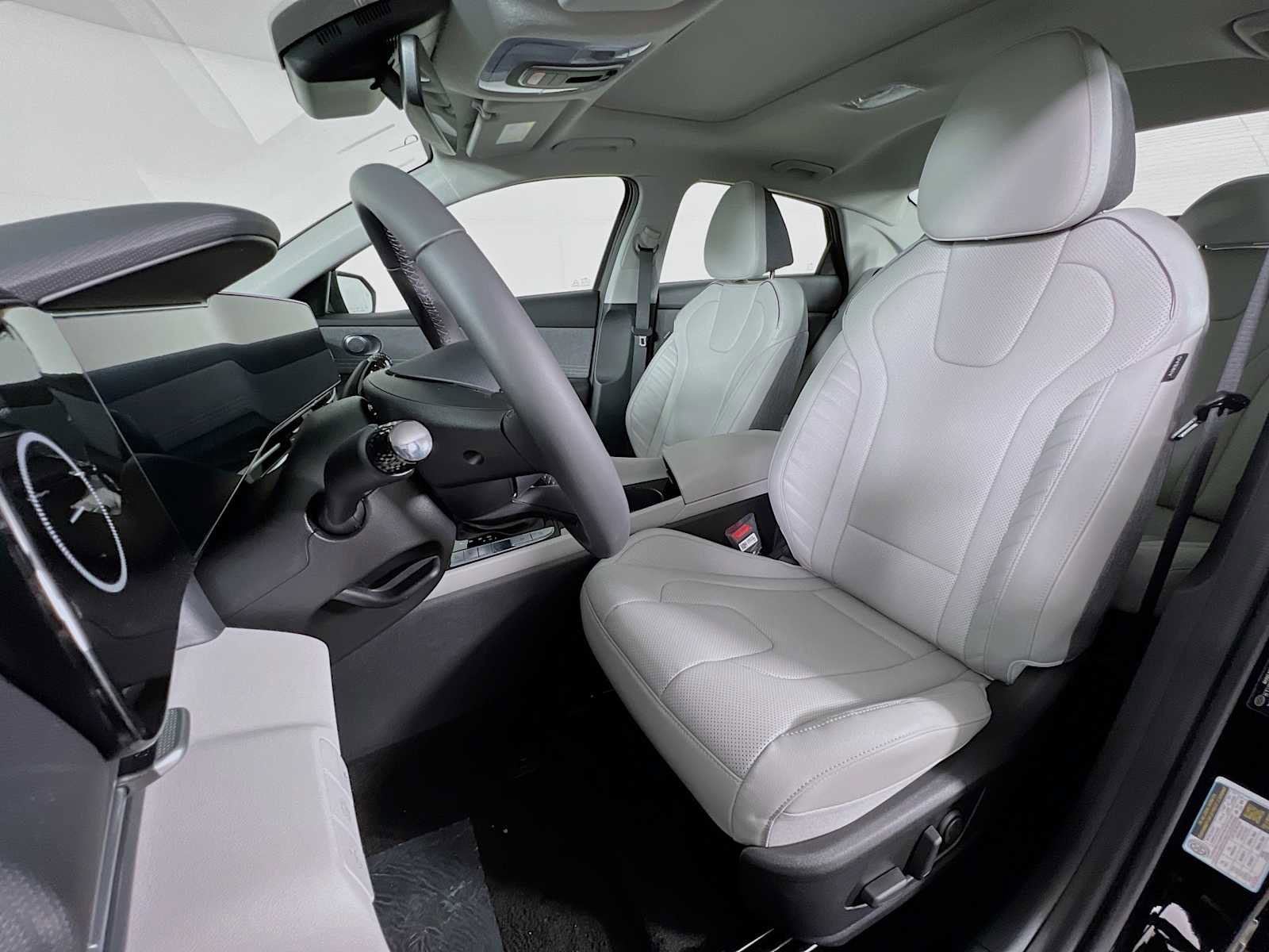 Used 2025 Hyundai Elantra Limited image 13