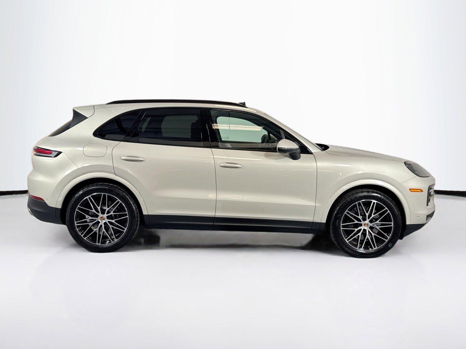 Used 2025 Porsche Cayenne image 8
