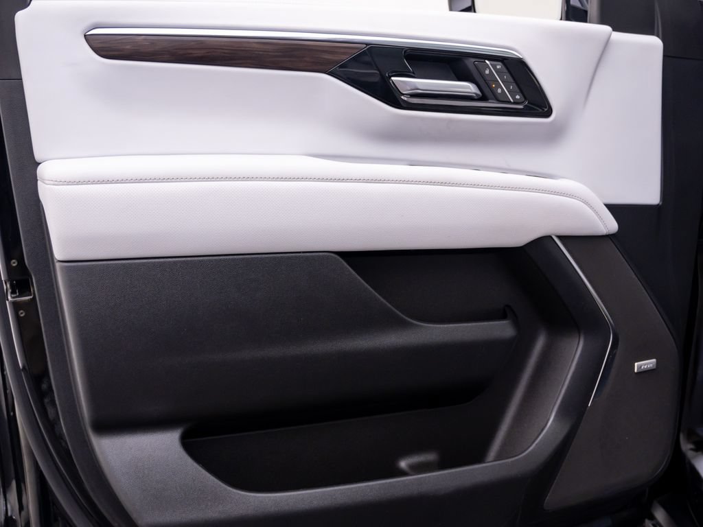 Used 2025 Chevrolet Tahoe Premier AWD/4WD image 14
