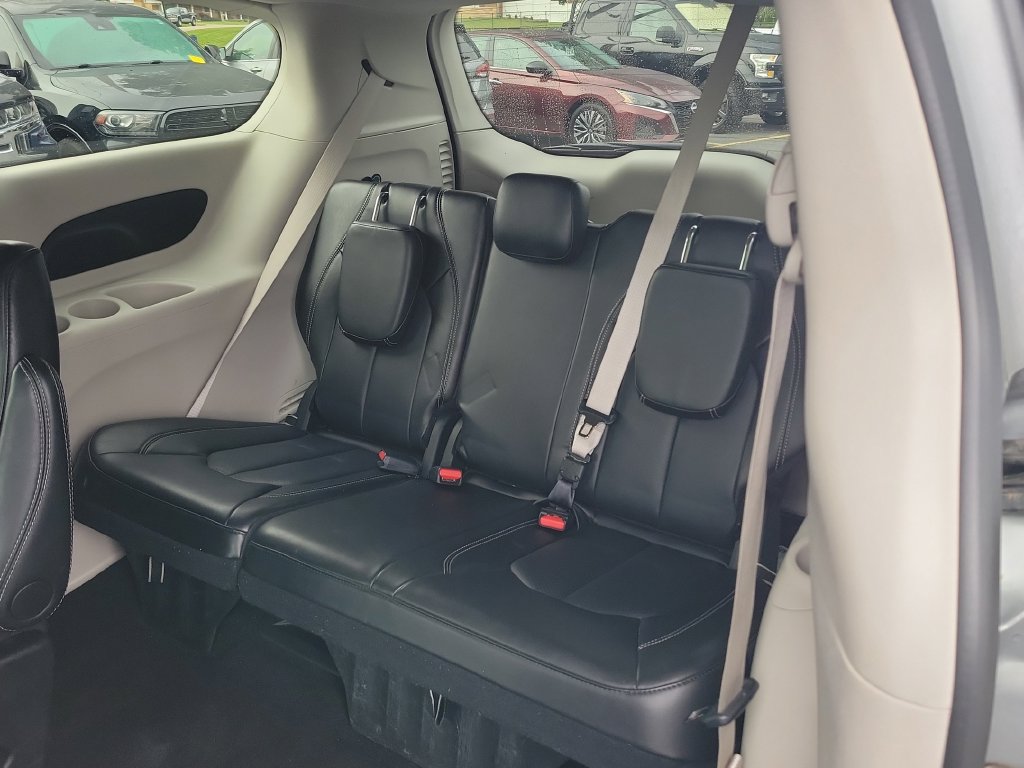 Used 2024 Chrysler Pacifica Touring-L FWD image 13