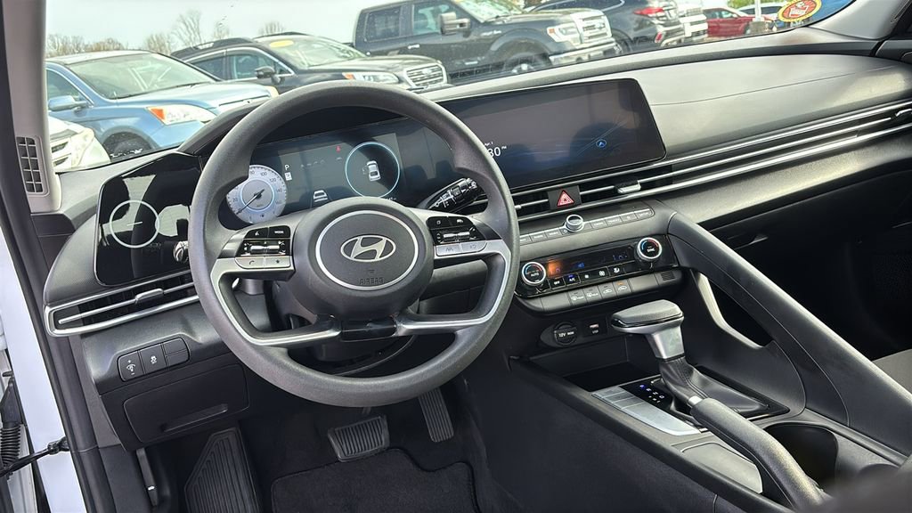 Used 2024 Hyundai Elantra SEL FWD image 13