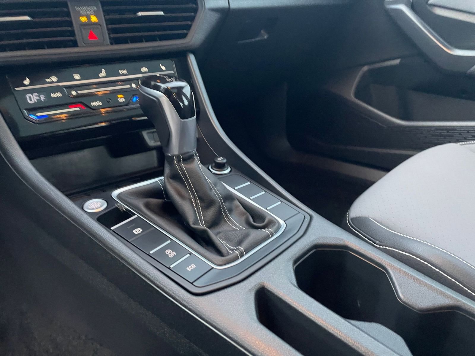 Used 2025 Volkswagen Jetta SE image 41