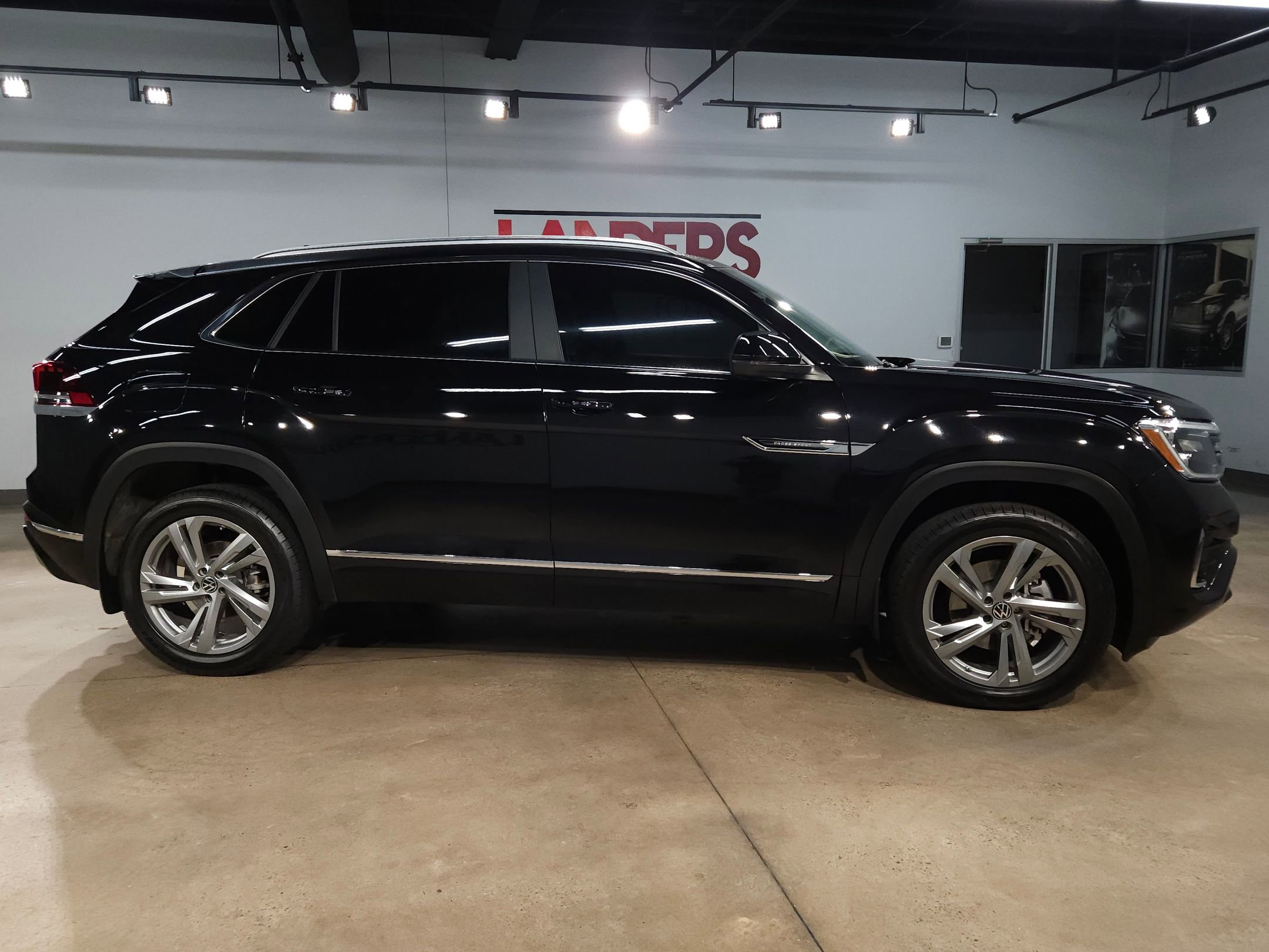 Used 2024 Volkswagen Atlas Cross Sport SEL R-Line image 8