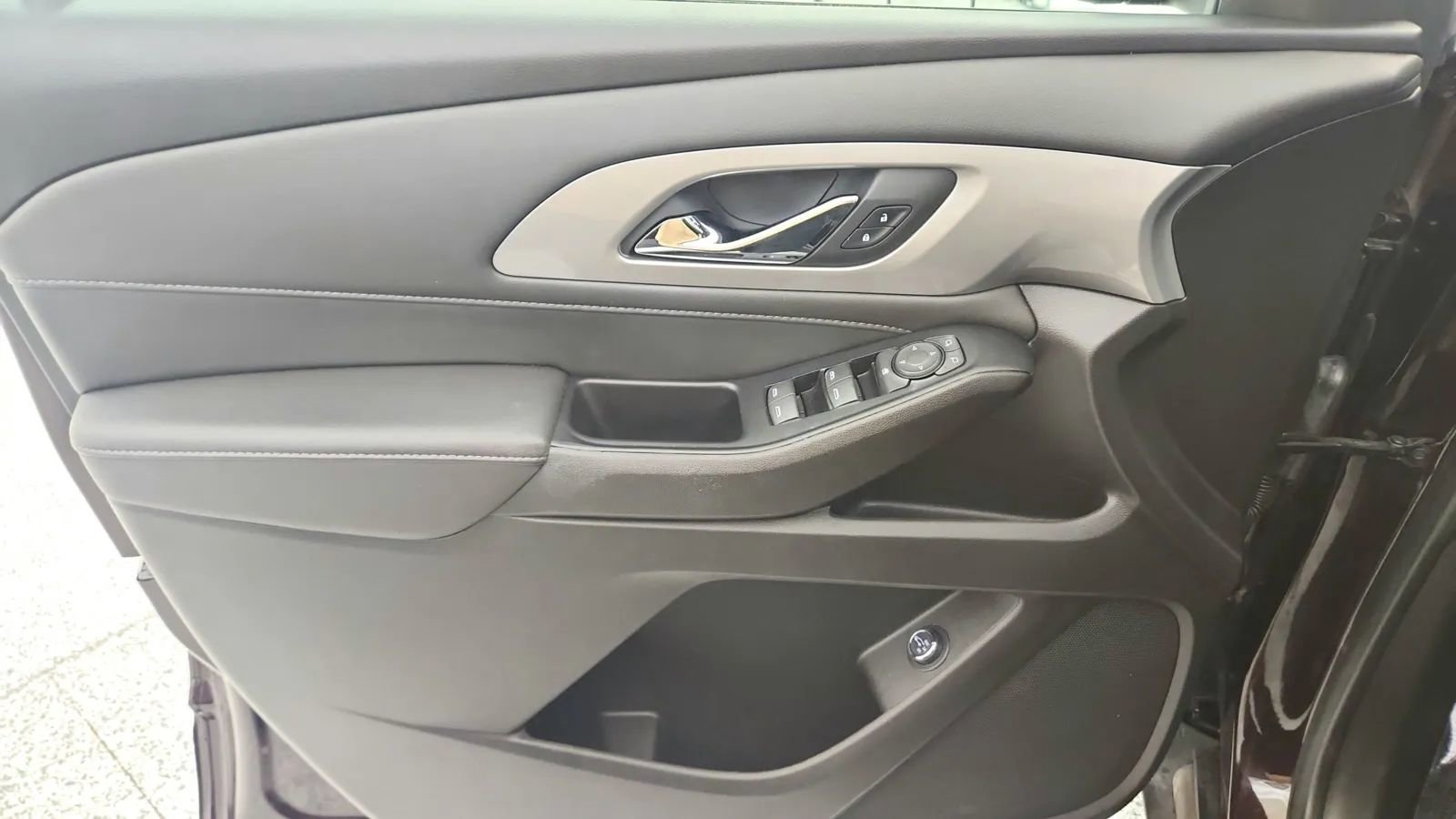 Used 2023 Chevrolet Traverse LT image 32