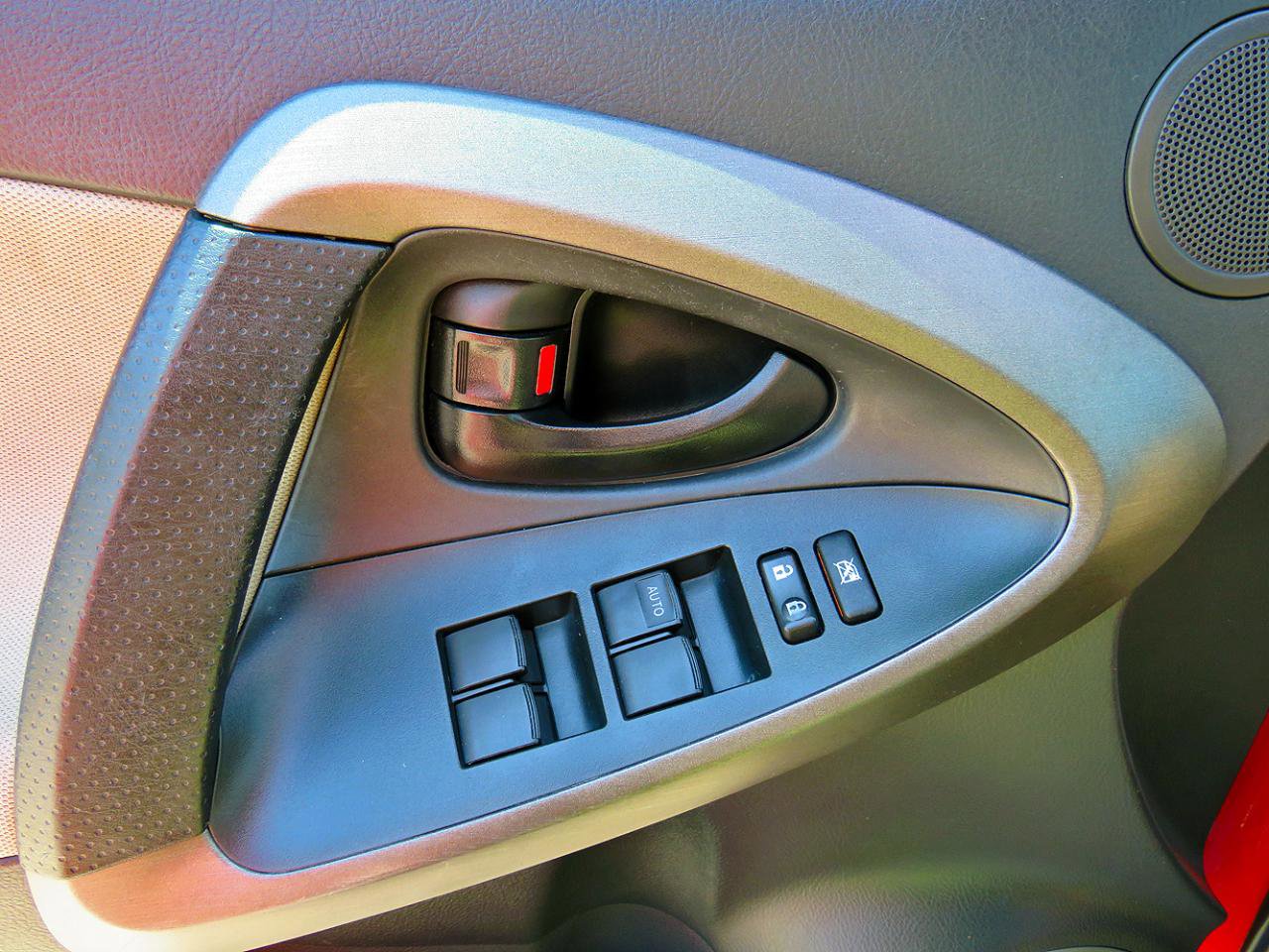 Used 2011 Toyota RAV4 4WD 4dr 4-cyl 4-Spd AT (Natl) w/ Upgrade Value Pkg image 25