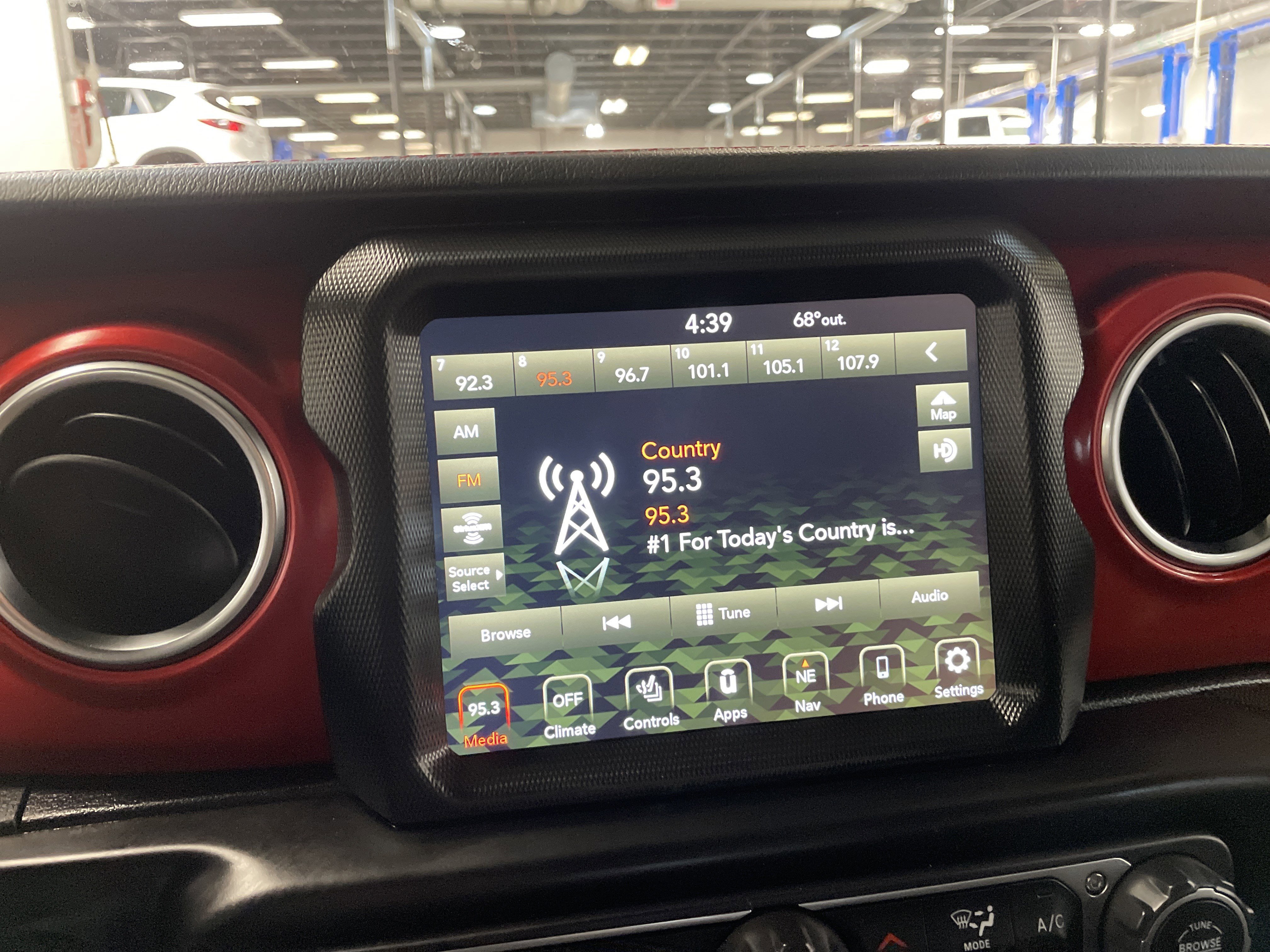 Certified 2023 Jeep Wrangler Unlimited Rubicon w/ Cold Weather Group AWD/4WD image 34