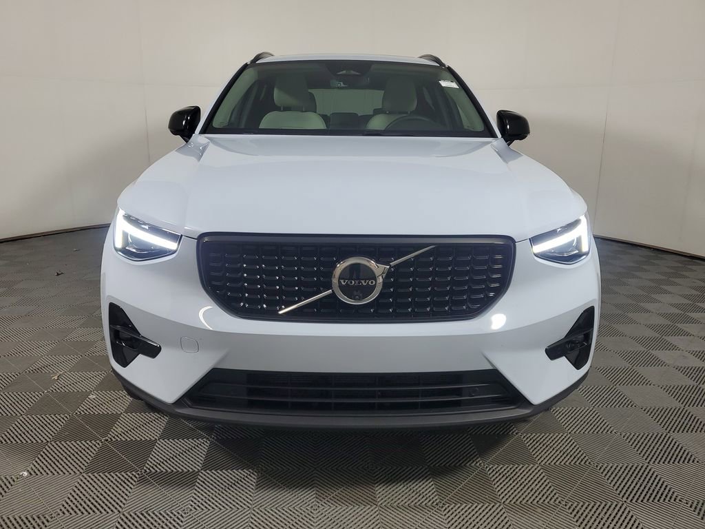 Used 2026 Volvo XC40 B5 Plus AWD/4WD image 2