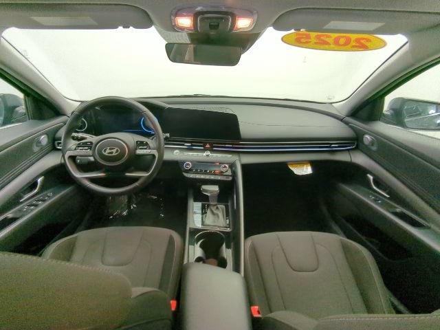Used 2025 Hyundai Elantra SEL FWD image 25