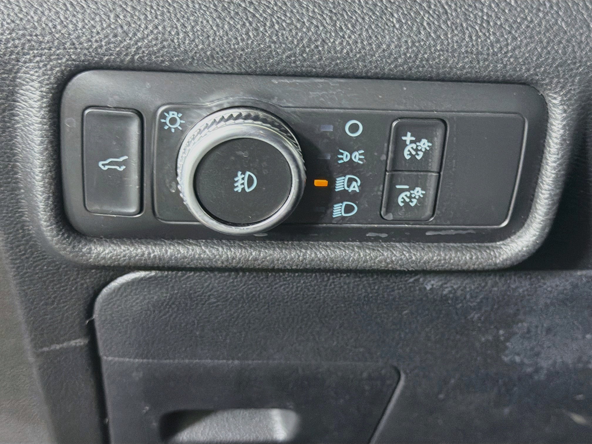 Used 2020 Ford Explorer XLT w/ Equipment Group 202A RWD image 16