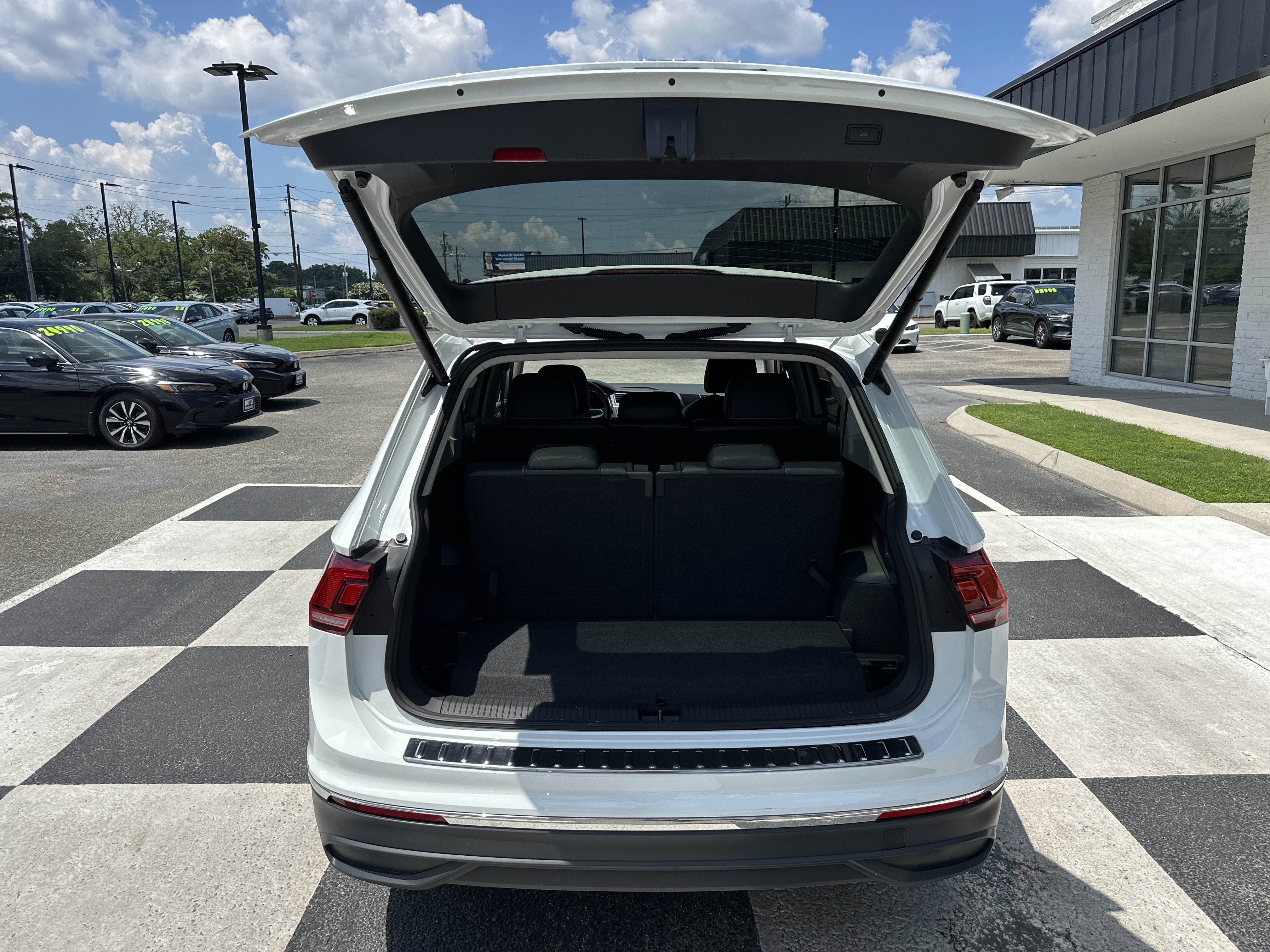 Used 2024 Volkswagen Tiguan SE FWD image 5