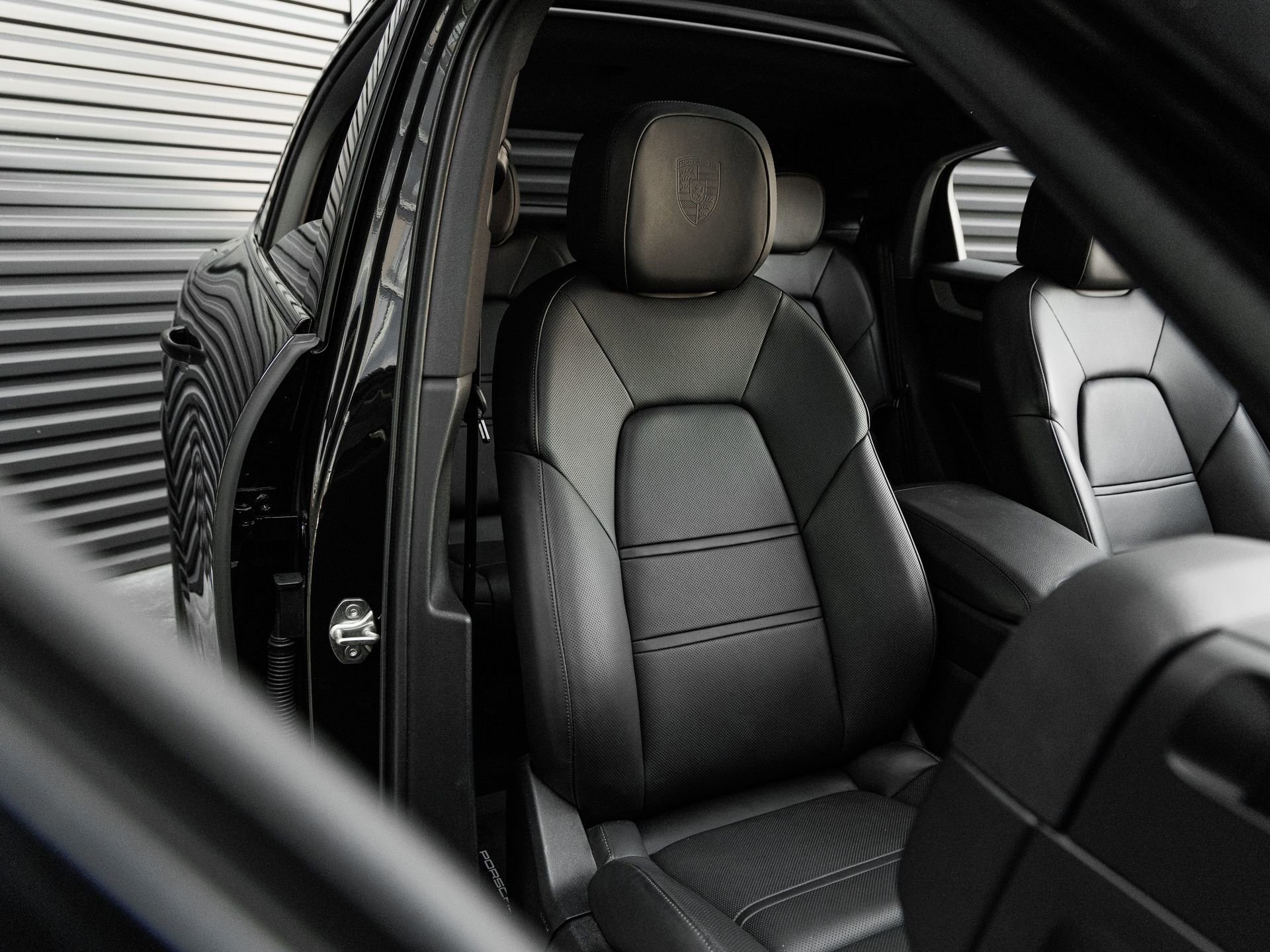 Certified 2025 Porsche Cayenne Coupe AWD/4WD image 38