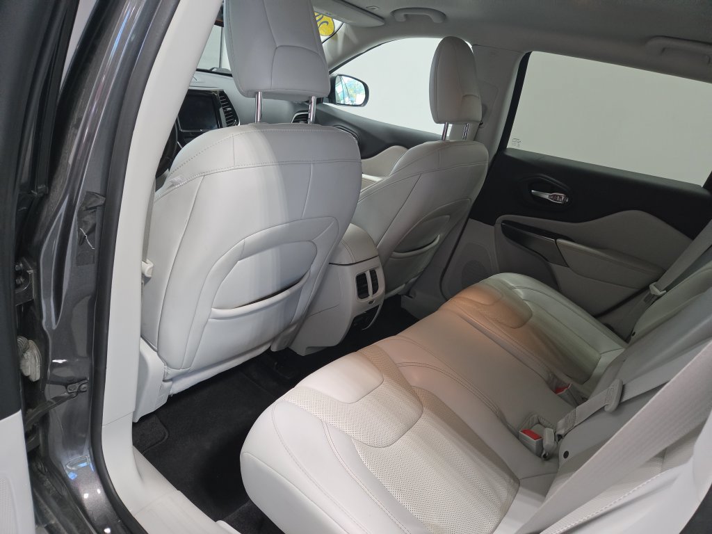 Used 2019 Jeep Cherokee Limited FWD image 25