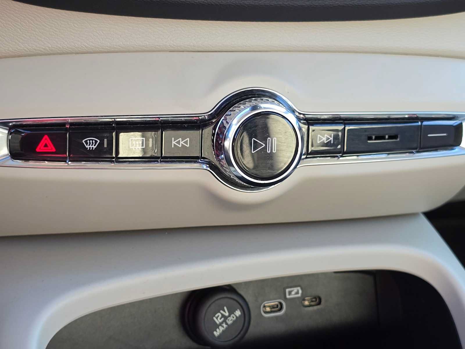 Certified 2026 Volvo XC40 B5 Plus AWD/4WD image 30
