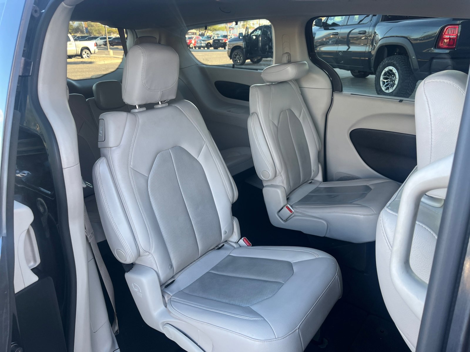 Used 2021 Chrysler Pacifica Touring-L image 18