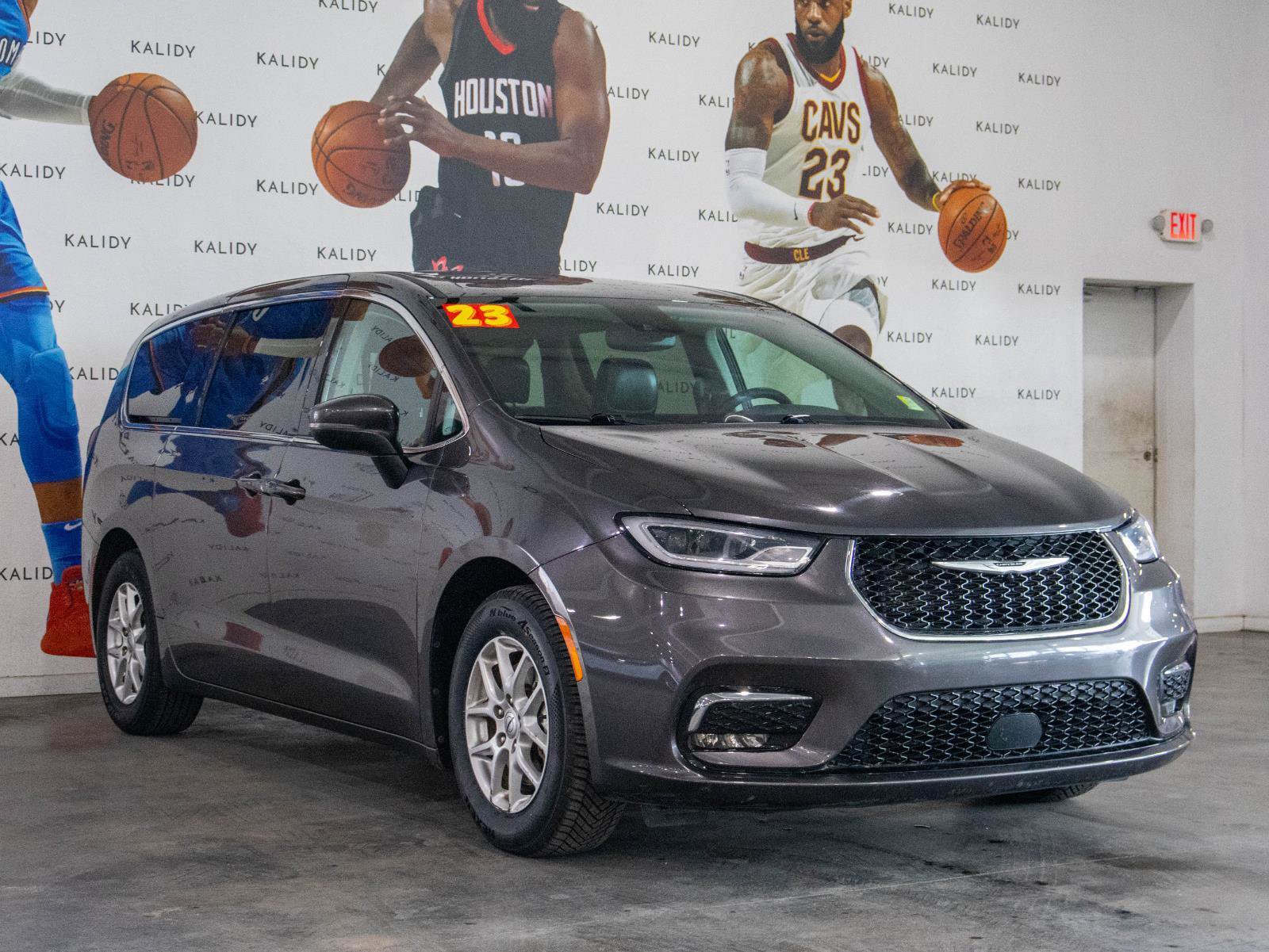 Used 2023 Chrysler Pacifica Touring-L FWD image 18