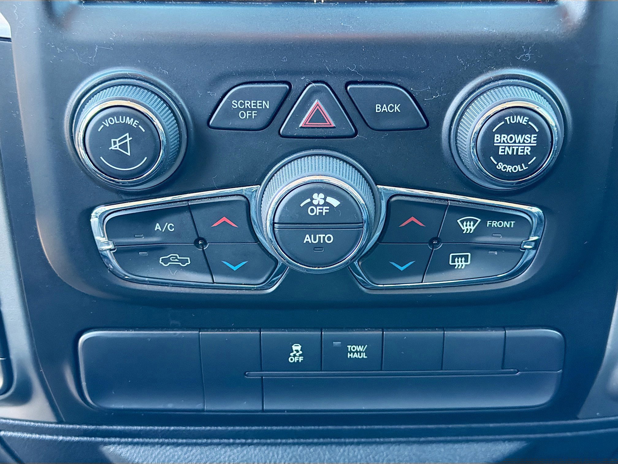 Used 2019 RAM 1500 Classic SLT w/ Luxury Group image 31