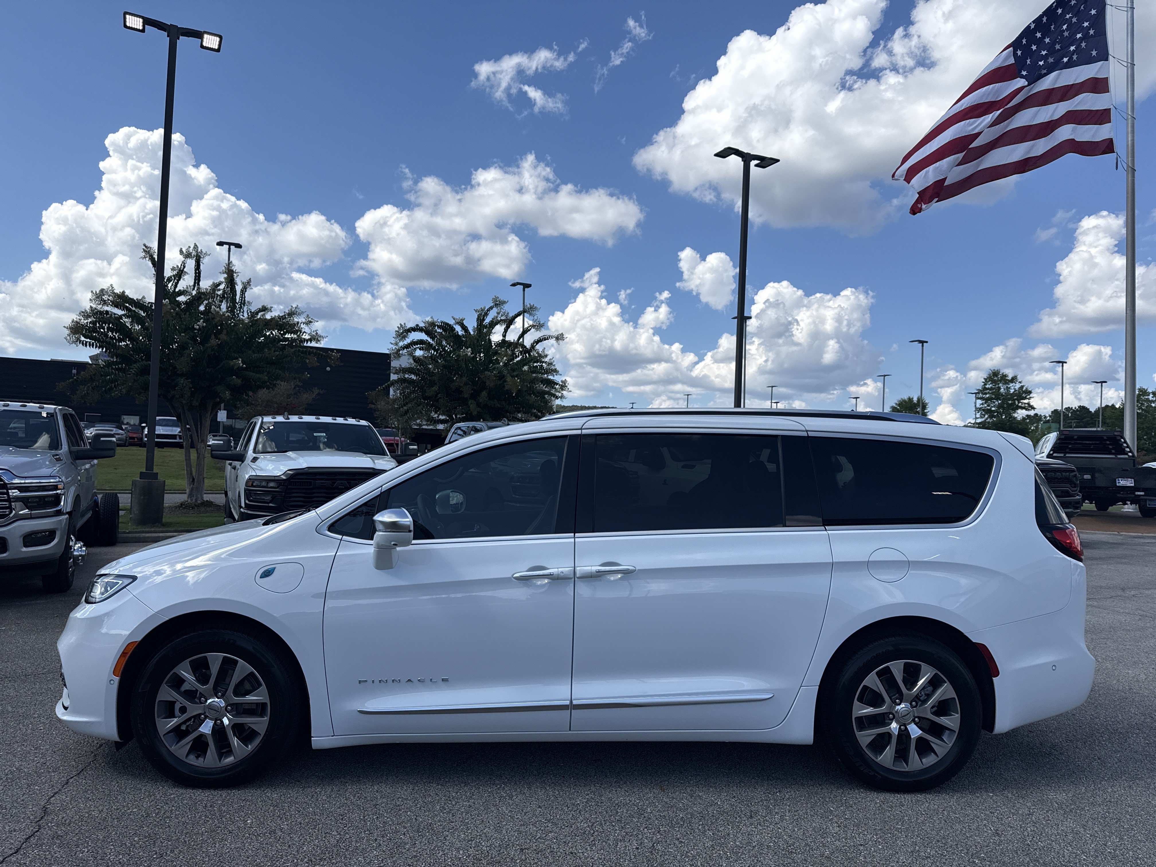 Used 2024 Chrysler Pacifica Pinnacle FWD image 4