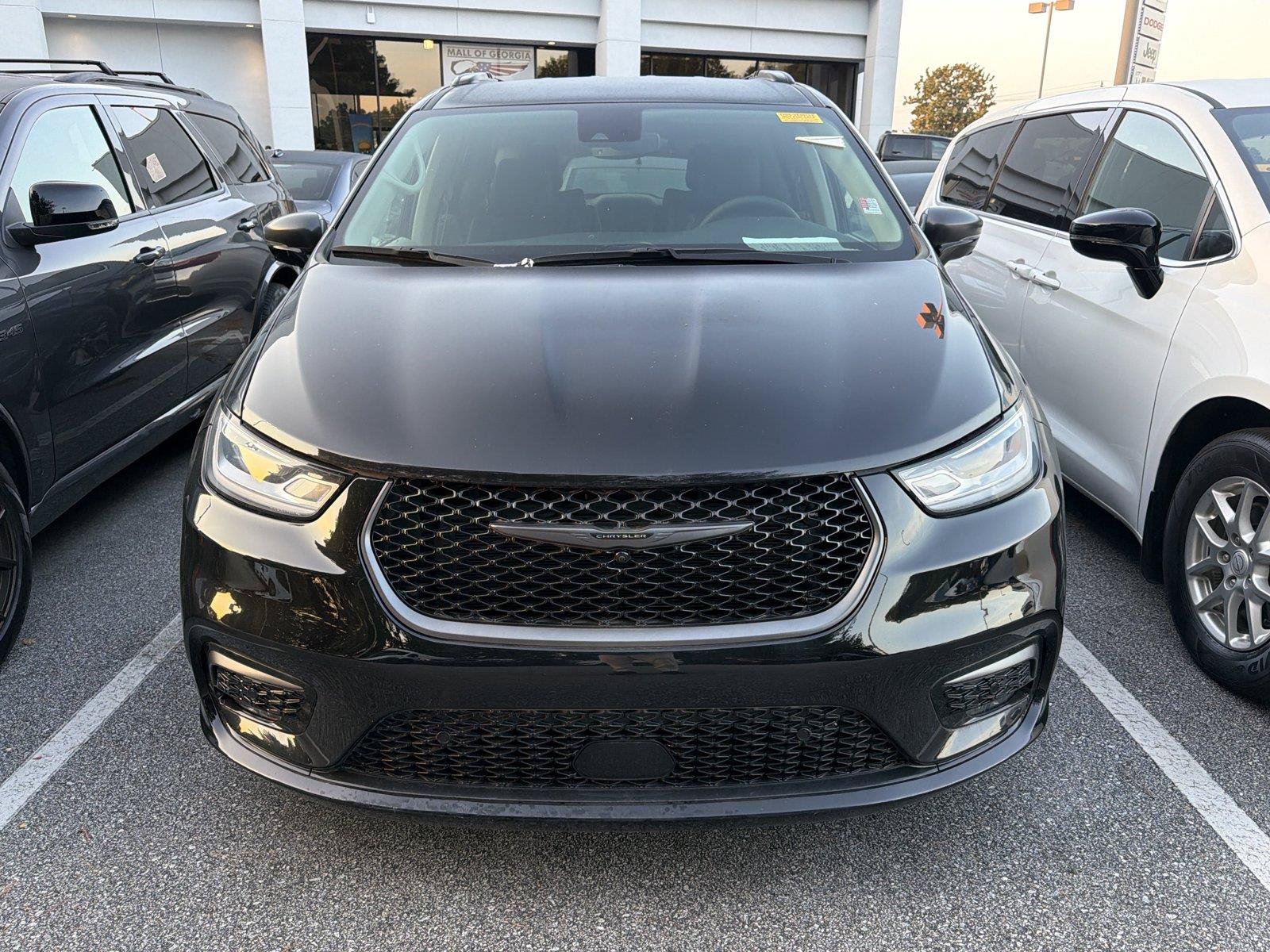 Used 2024 Chrysler Pacifica Limited w/ Uconnect Theater Family Group FWD image 2