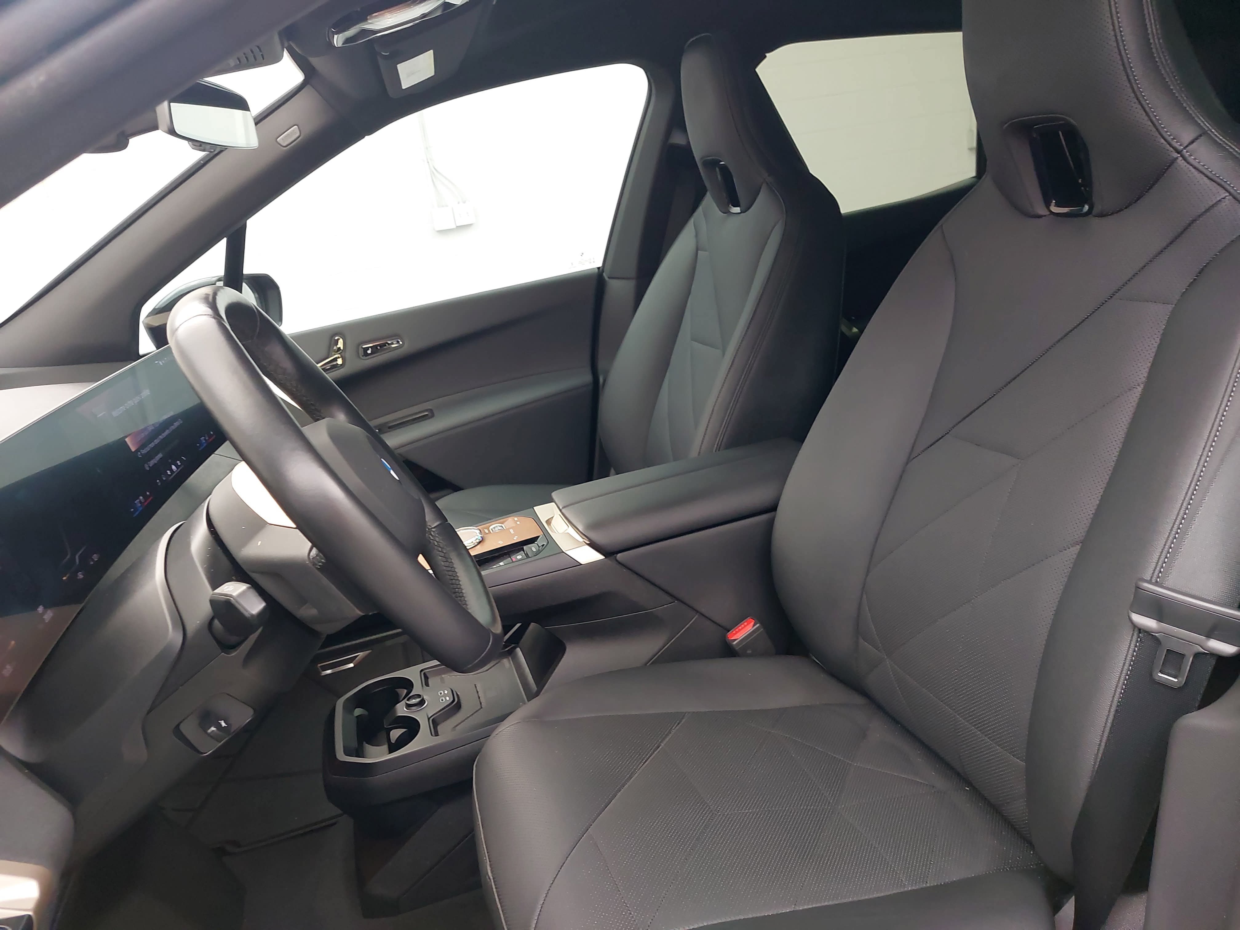 Used 2024 BMW iX xDrive50 w/ Premium Package AWD/4WD image 5