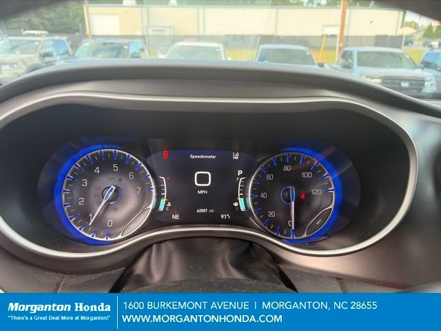 Used 2024 Chrysler Pacifica Touring-L FWD image 17