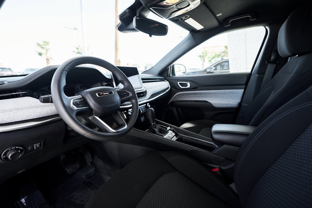 Used 2023 Jeep Compass Sport image 2