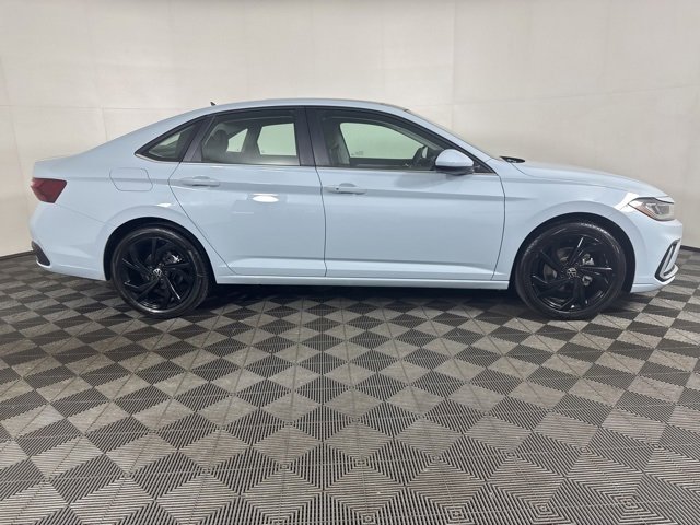 New 2025 Volkswagen Jetta SE image 2