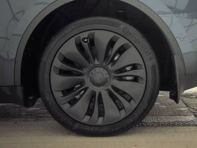 Used 2022 Tesla Model Y Long Range image 19