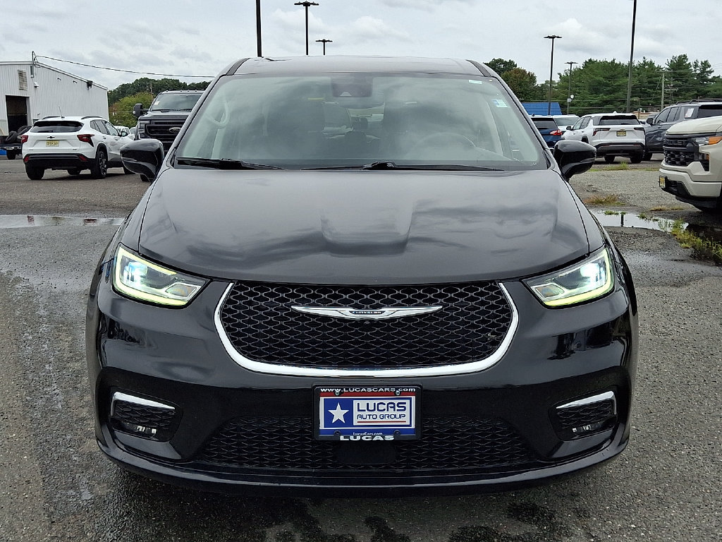 Used 2024 Chrysler Pacifica Touring-L FWD image 4