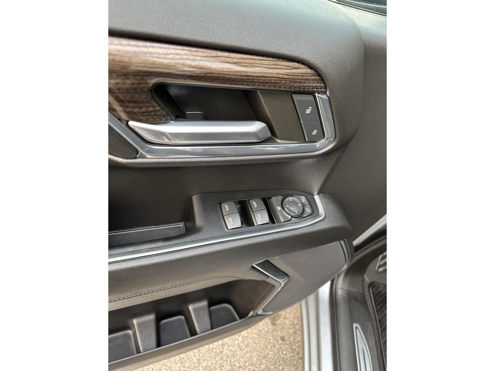 Used 2024 Chevrolet Silverado 1500 LT AWD/4WD image 12