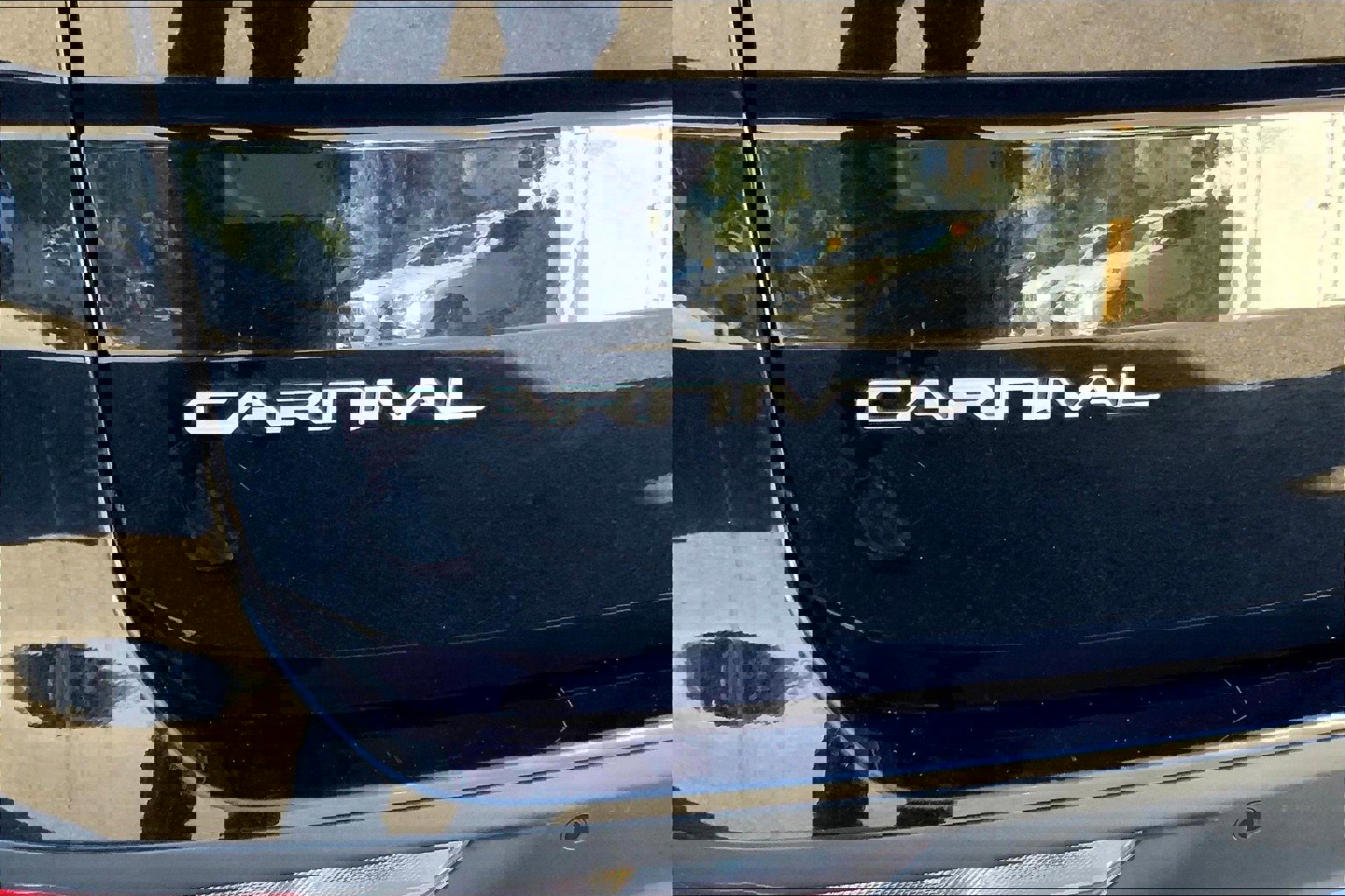 Used 2024 Kia Carnival LX image 16