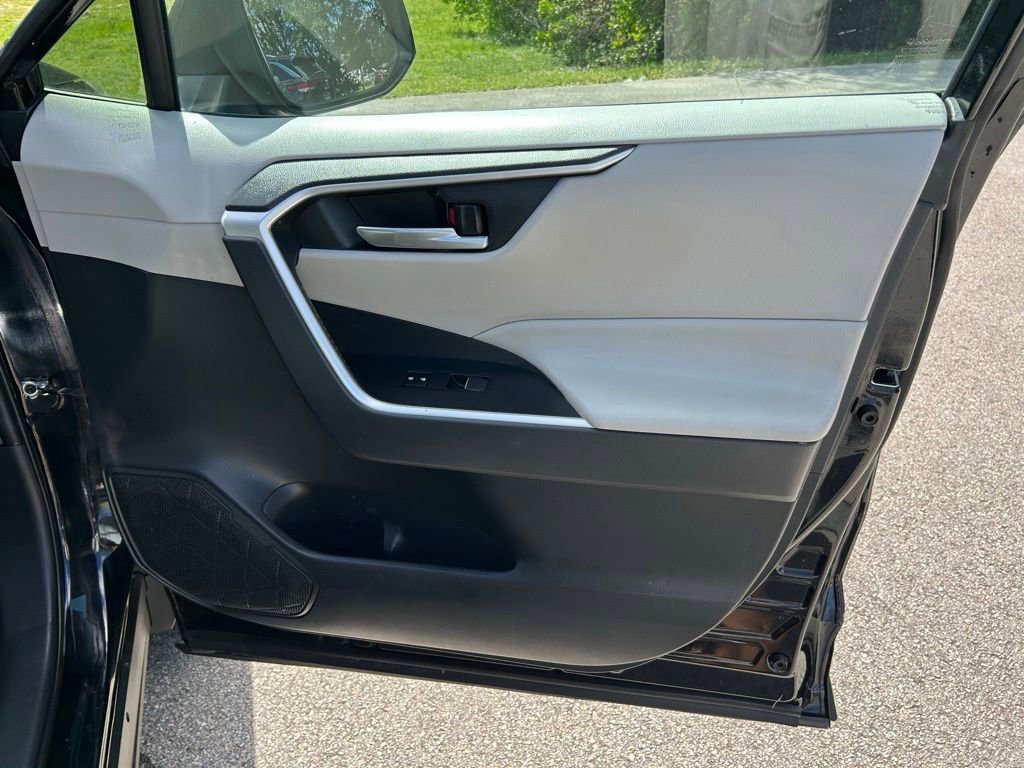 Used 2019 Toyota RAV4 XLE Premium FWD image 41