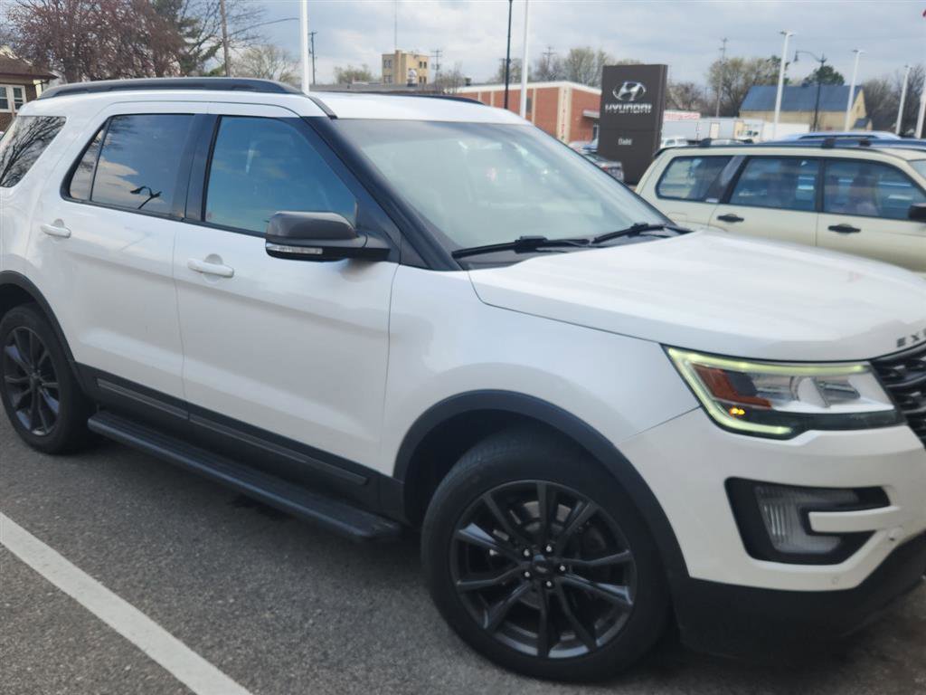 Used 2017 Ford Explorer XLT w/ XLT Appearance Package image 11