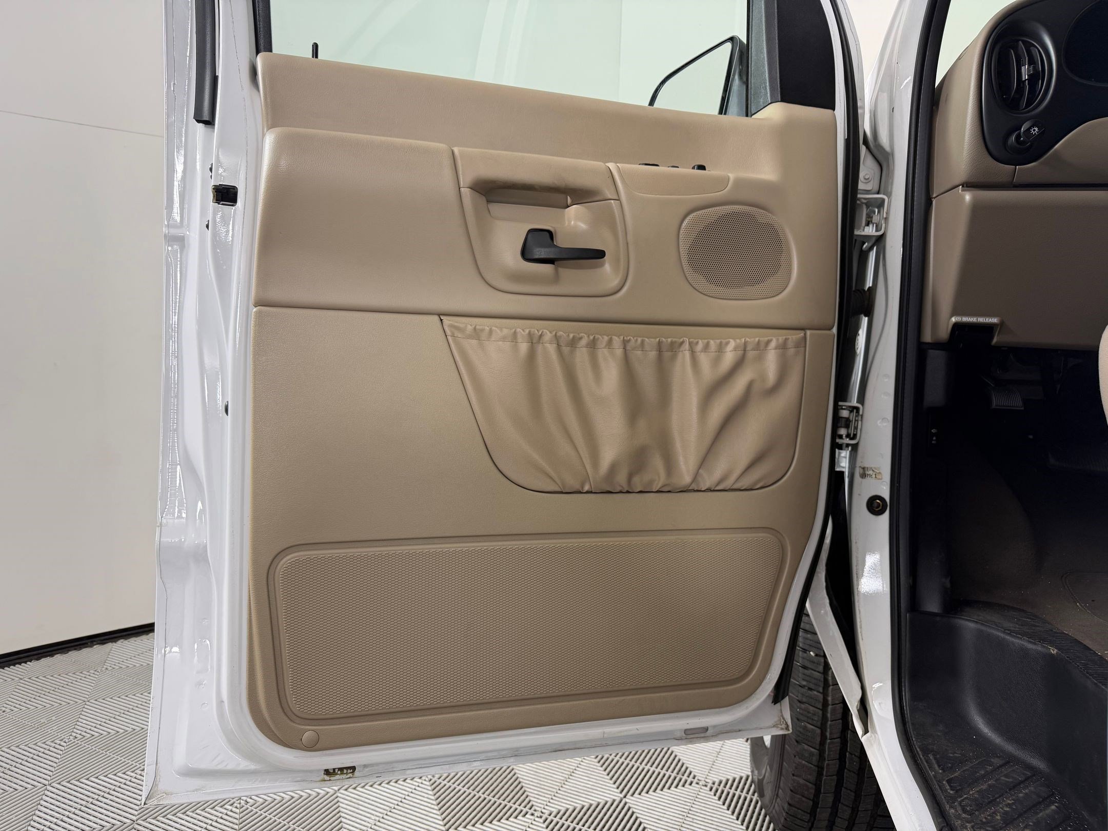 Used 2001 Ford E-350 and Econoline 350 Club Wagon image 20
