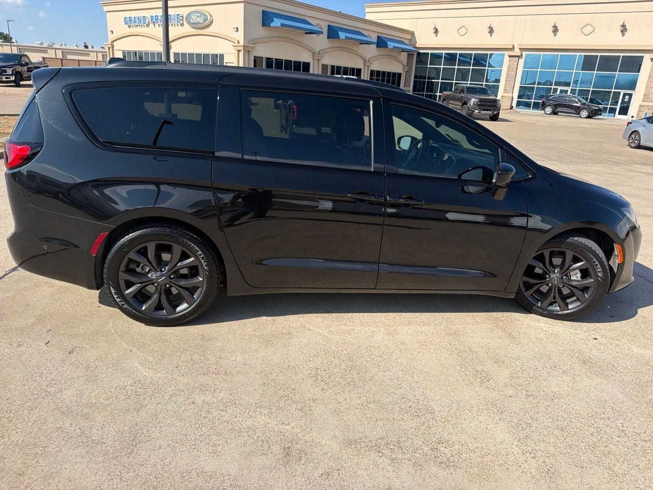 Used 2019 Chrysler Pacifica Touring-L Plus w/ Advanced Safetytec Group FWD image 13