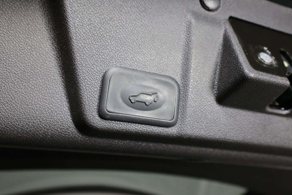 Used 2014 Chevrolet Traverse LTZ w/ LPO, 'HIT The Road' Package image 19