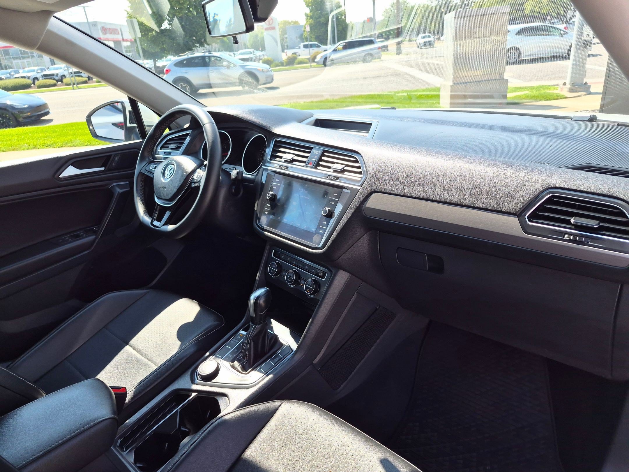 Used 2021 Volkswagen Tiguan SE AWD/4WD image 31