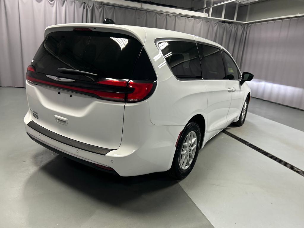 Used 2024 Chrysler Pacifica Touring-L FWD image 7