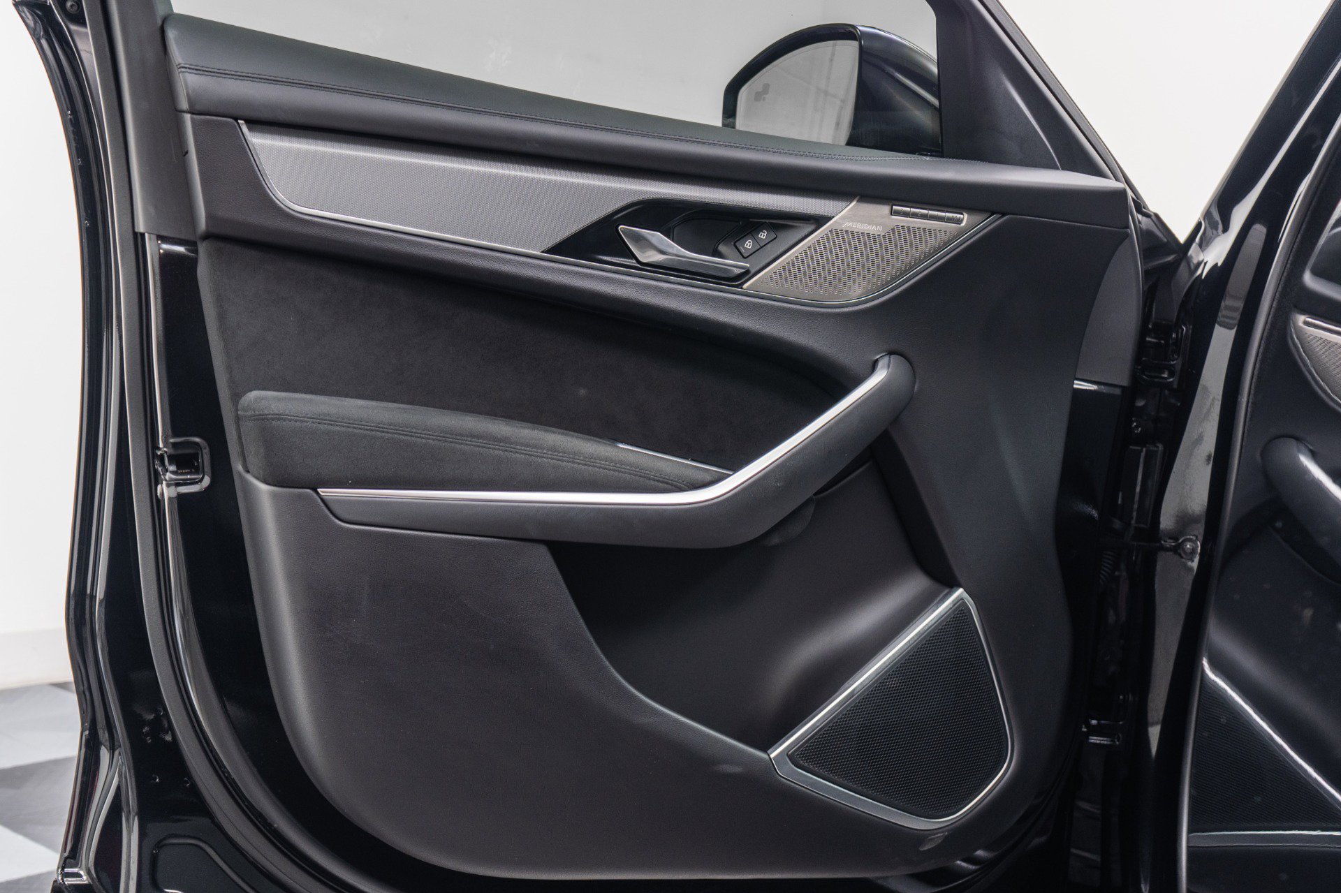 Used 2023 Jaguar F-PACE SVR image 38