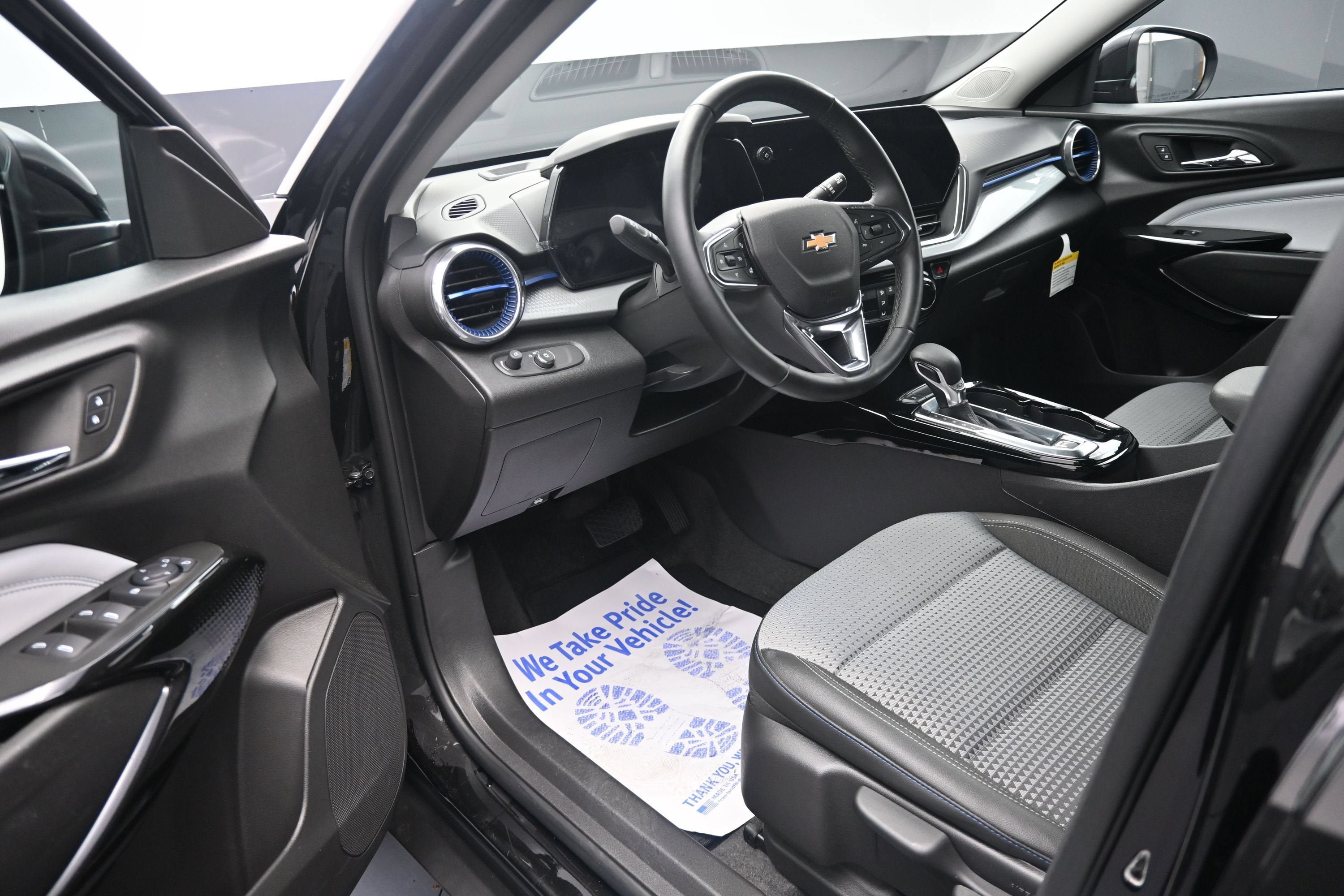 Used 2025 Chevrolet Trax LT w/ LT Convenience Package FWD image 9