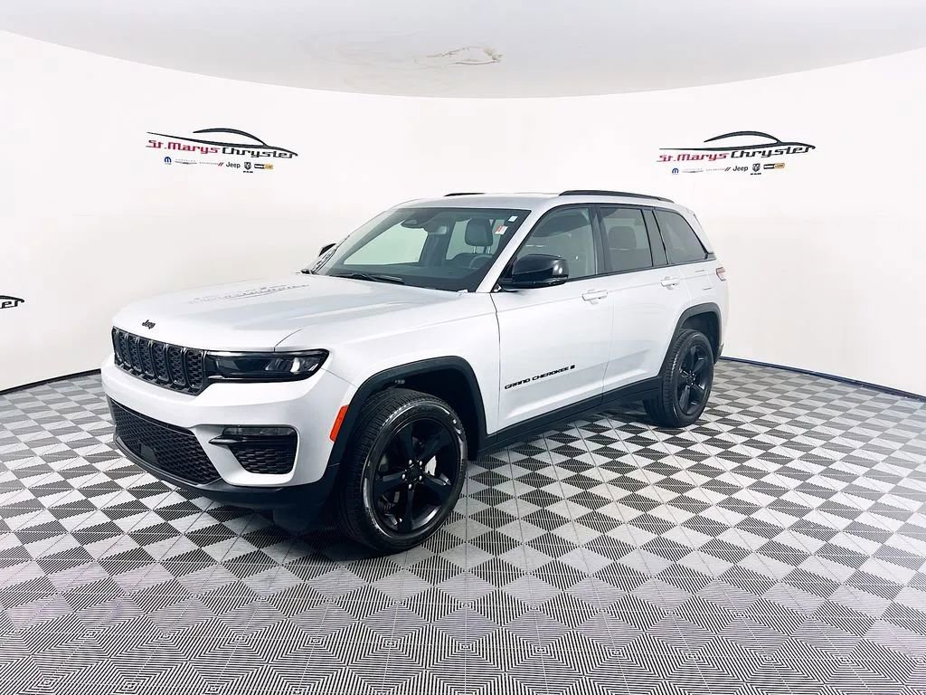 Used 2024 Jeep Grand Cherokee Limited w/ Black Appearance Package AWD/4WD image 4