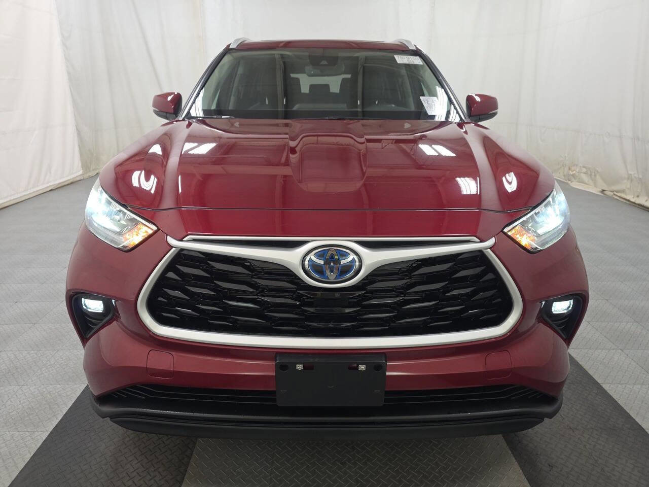 Used 2023 Toyota Highlander XLE image 2