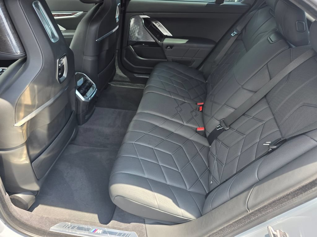 Used 2023 BMW i7 xDrive60 AWD/4WD image 14