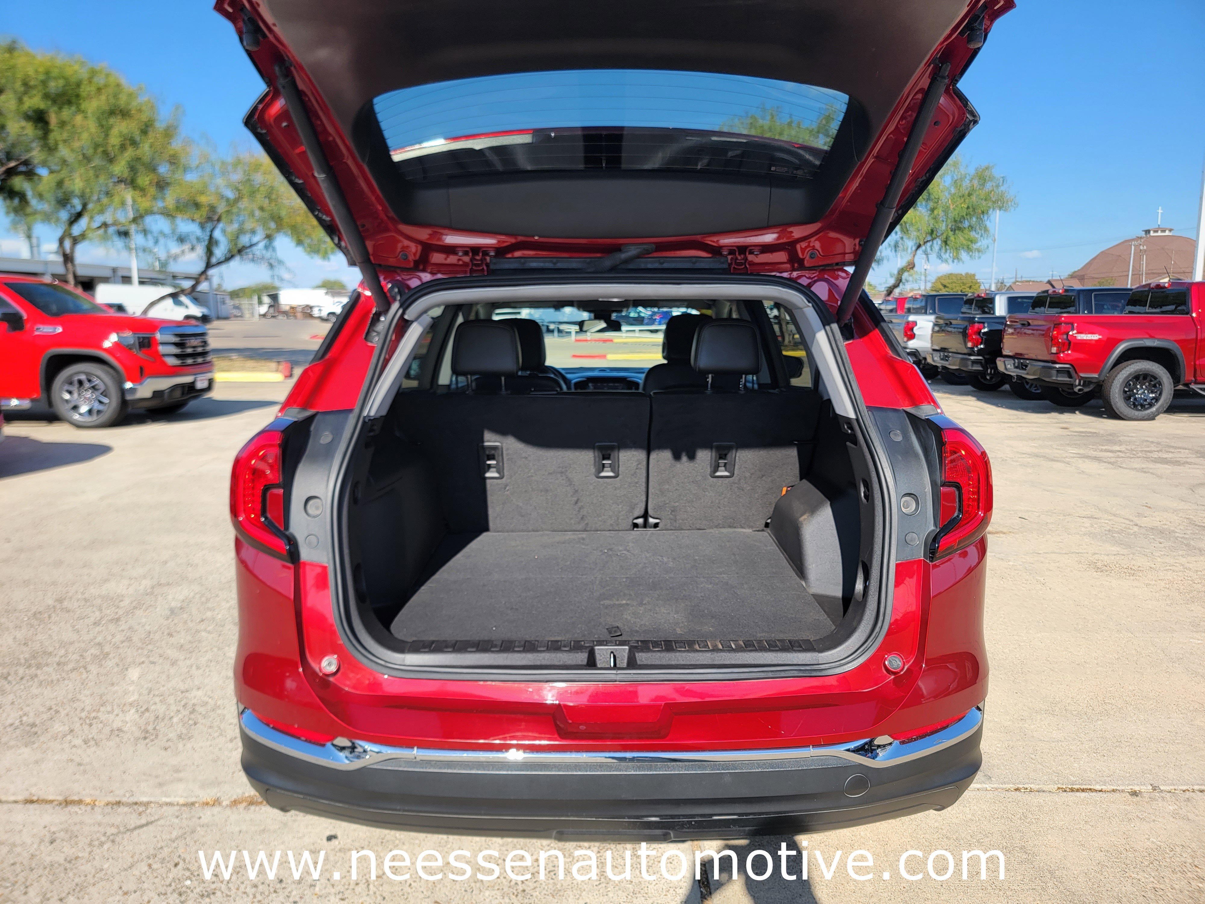 Used 2024 GMC Terrain SLT w/ Infotainment Package II image 31