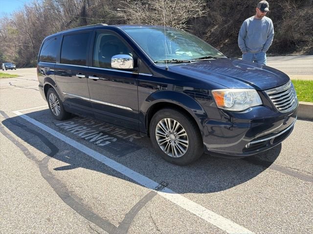 Used 2014 Chrysler Town & Country Touring-L w/ Driver Convenience Group image 7