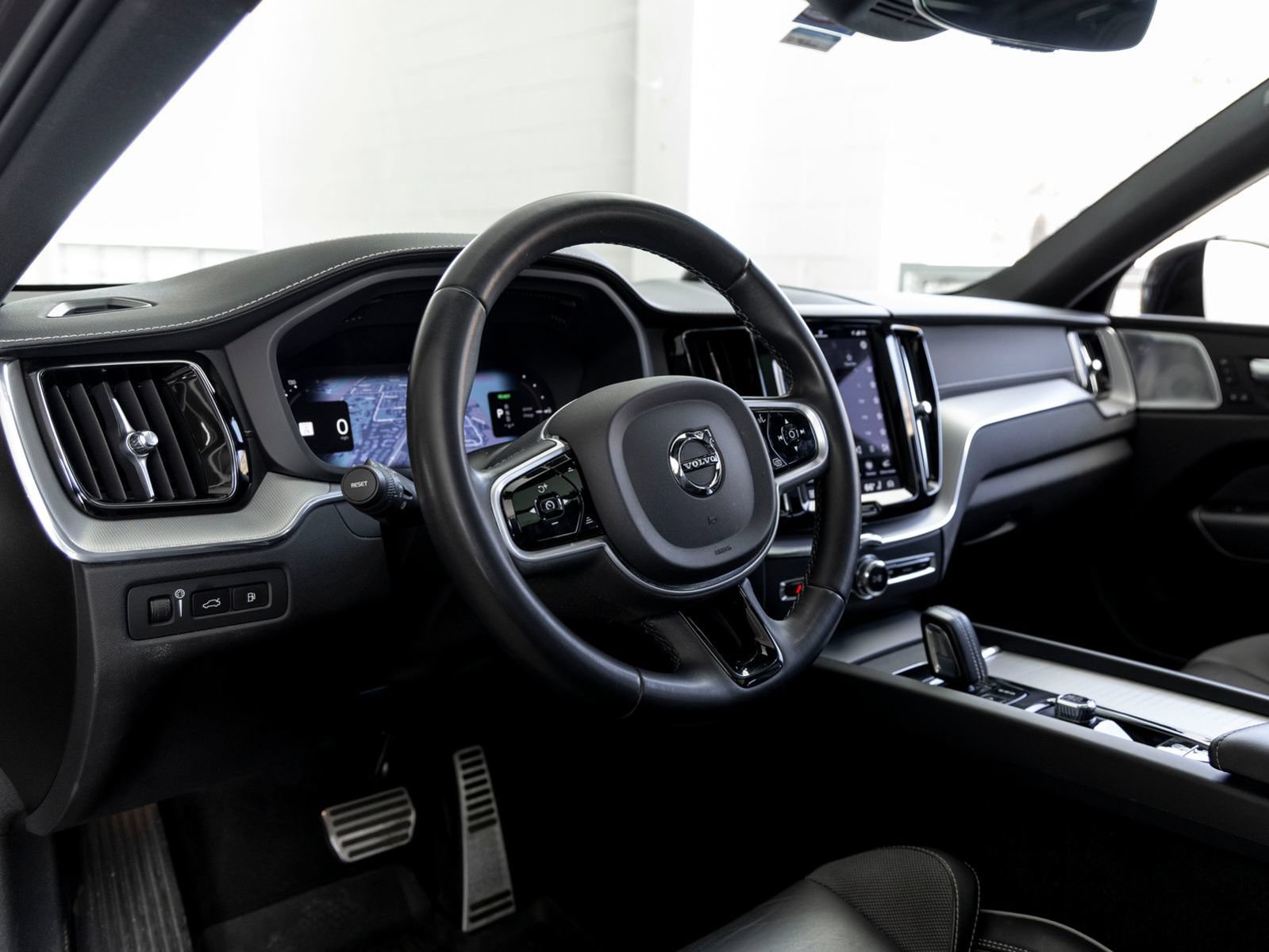 Used 2022 Volvo XC60 T8 R-Design w/ Advanced Package AWD/4WD image 13
