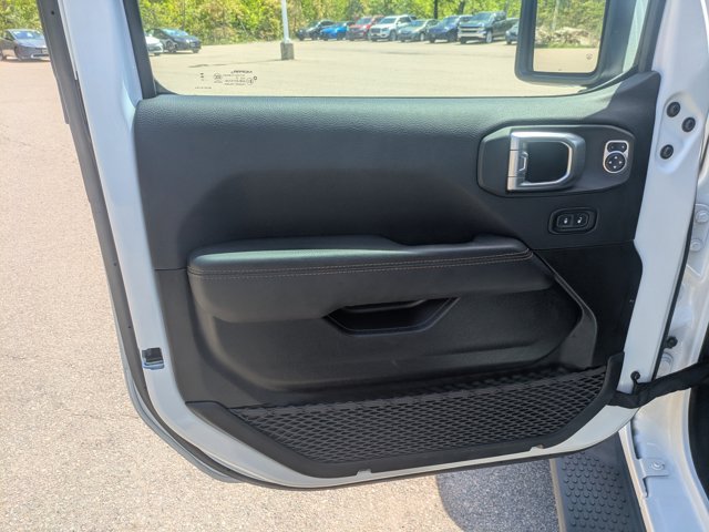 Used 2023 Jeep Wrangler Unlimited Sahara AWD/4WD image 19