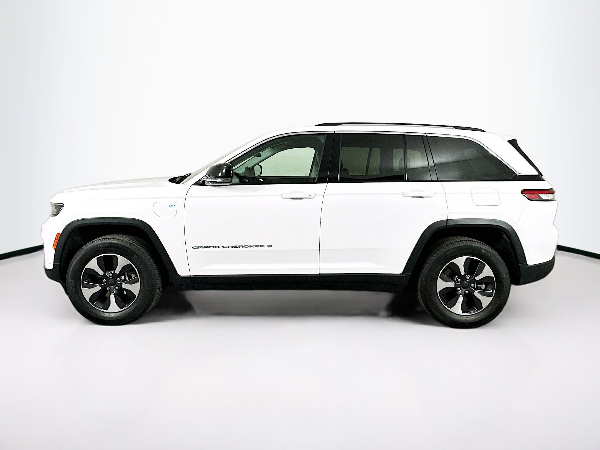 Used 2023 Jeep Grand Cherokee 4WD 4xe w/ Luxury Tech Group II image 4