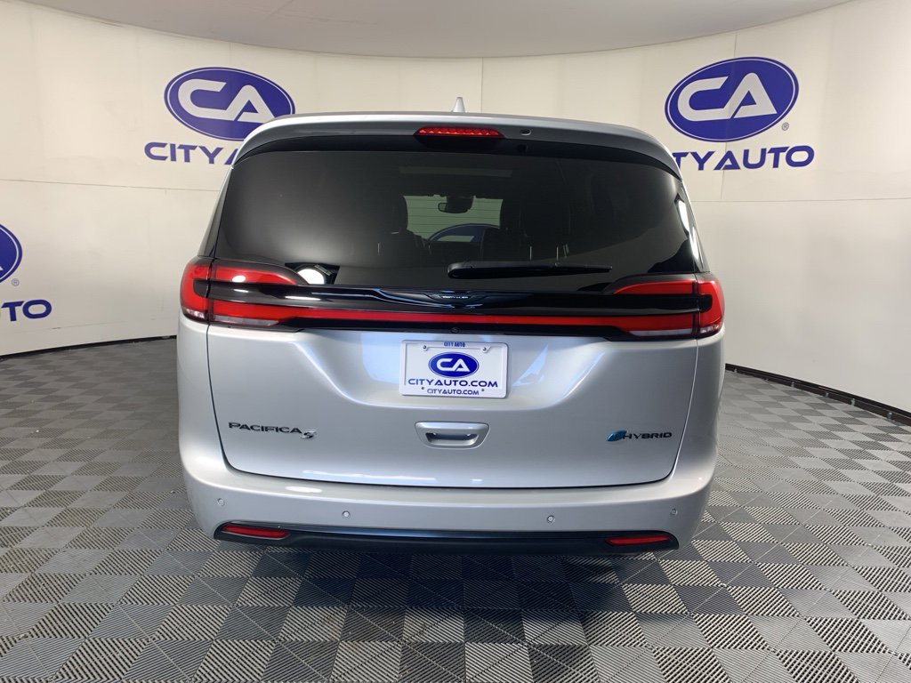Used 2022 Chrysler Pacifica Limited w/ Uconnect Theater Family Group image 4