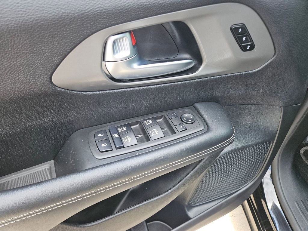 Used 2025 Chrysler Pacifica Select image 15